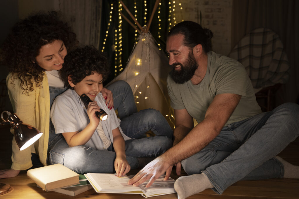 Família unida lendo um livro infantil juntos em casa, promovendo a educação familiar e o vínculo afetivo.